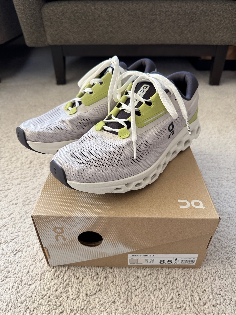 ON Running - Women's Light Gray & Lime Cloudstratus Sneakers